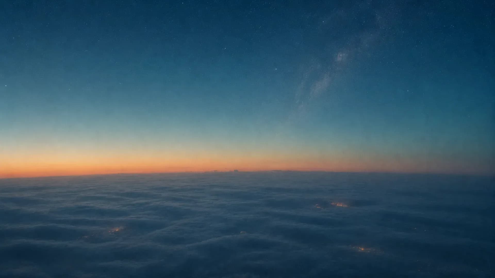 Wolkendecke in der Dämmerung, darüber Sternenhimmel